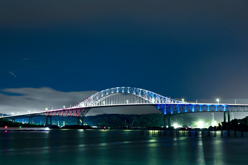 El puente de Las Américas vuelve a brillar: encienden su nueva iluminación por las fiestas patrias