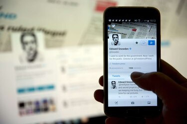 Edward Snowden abre su cuenta en Twitter