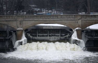 Ofrecen plan para corregir problema del agua en Flint