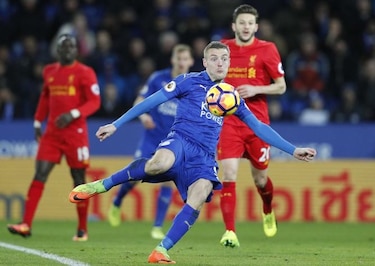 Leicester derrota al Liverpool y sale del descenso