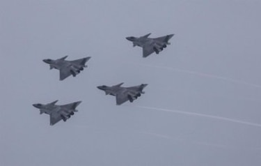 China despliega fuerzas para monitorear avión de Estados Unidos que atravesó el estrecho de Taiwán