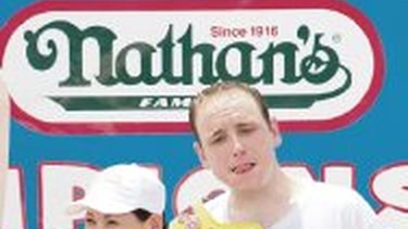 Campeón mundial come 62 ‘hot dogs’