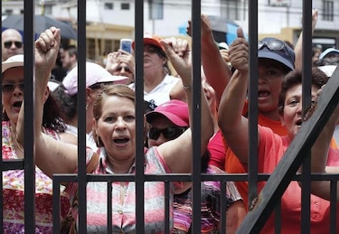 Marcha de docentes en huelga llega a Casa Presidencial en primer día de Solís