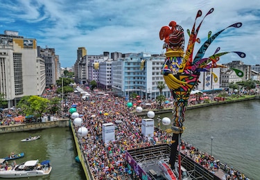 El Carnaval de Brasil vuelve a las calles de Recife al compás de su gallo gigante