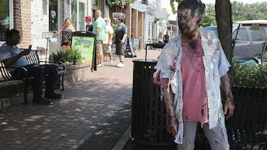 Mujer de 68 años cumple sueño de trabajar en 'Walking Dead'