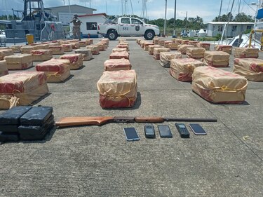 Panamá decomisa más de 2 mil paquetes de drogas con apoyo de Colombia y Estados Unidos