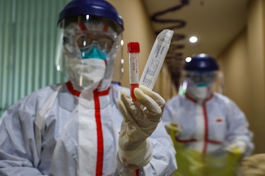 Más ciudades chinas en cuarentena a medida que aumenta la cifra de muertos