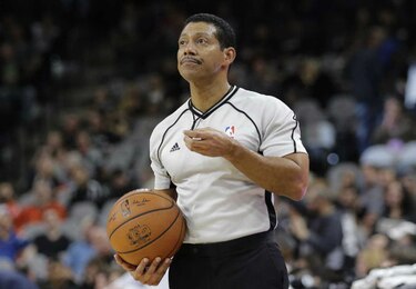 Tras insulto de jugador, árbitro de la NBA confiesa que es gay