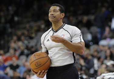 Tras insulto de jugador, árbitro de la NBA confiesa que es gay