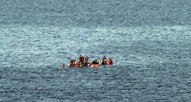 Sobrepeso y oleajes causaron naufragio de migrantes venezolanos