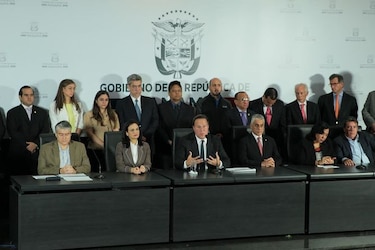 Gobierno aprueba presupuesto de $21 mil 670 millones para 2017; incluye aumento de $300 para docentes