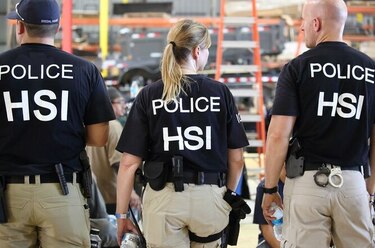 Detienen a 680 inmigrantes sin papeles en varias fábricas de Misisipi