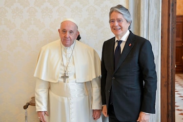 Lasso se reunió con el Papa y le regaló un cuadro hecho por un preso