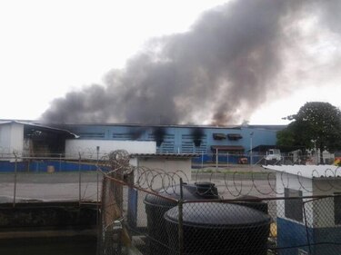 Fuego en Colón; dos personas afectadas por humo