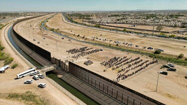 Los cruces de migrantes en la frontera de Estados Unidos caen un 50% tras el fin del Título 42