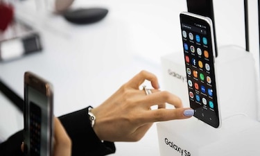 Samsung presenta el teléfono S8  con asistente virtual