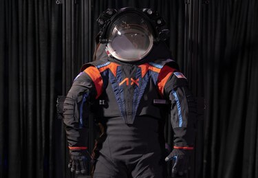 NASA muestra un prototipo del traje espacial que usarán los astronautas en la luna