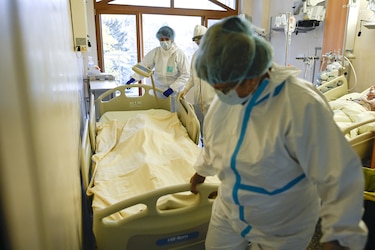 OMS advierte que el aumento de los casos de la Ómicron podría crear variantes más peligrosas