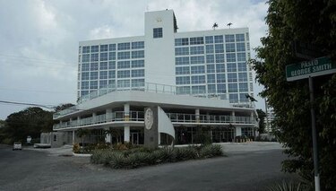 Caja de Ahorros rematará  fincas de los condohoteles Ibiza