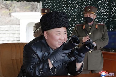 Kim Jong Un ‘supervisó’ un disparo de artillería de largo alcance