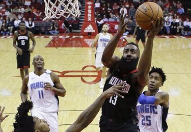 James Harden hace historia en la NBA