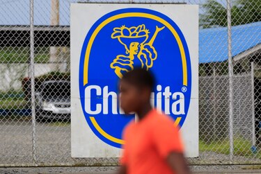 En el muelle de Chiquita Panamá los estibadores, sin carga que mover, están a la espera