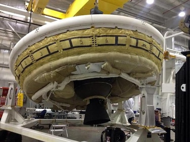 NASA prueba paracaídas en un 'platillo volador'