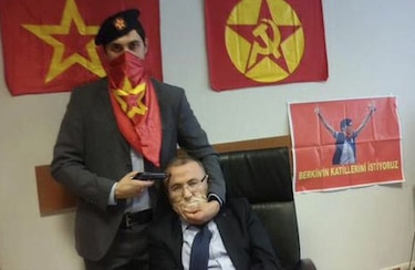 Toman como rehén a un fiscal en el palacio de justicia de Estambul