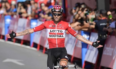 Froome sufre dos tropiezos, pero sigue de líder