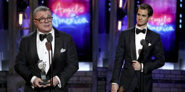 Lane y Garfield y ganan Premios Tony por 'Angels in America'