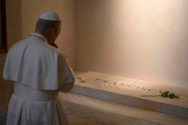 El papa León XIV visitó por sorpresa la tumba de Francisco en la basílica de Santa María la Mayor