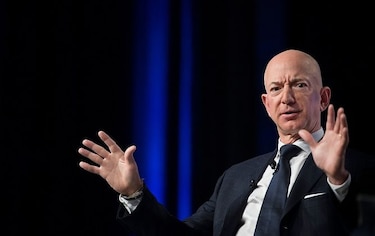 Jeff Bezos acusa a National Enquirer de chantajearlo con fotos íntimas