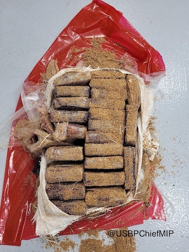 Hallan 30.4 kilos de cocaína flotando en una playa de Florida