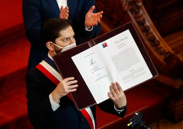 Gabriel Boric recibe la nueva ‘Constitución’