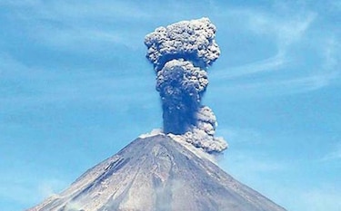 Trasladan a 400 personas por la actividad de un volcán en el oeste de México