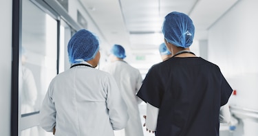 Persisten atrasos en pagos a médicos residentes de la Caja de Seguro Social