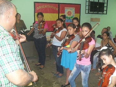 Fundan academia para la enseñanza del violín en Azuero