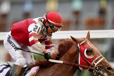 El ejemplar Rich Strike del jinete venezolano Sonny León gana el Derby de Kentucky