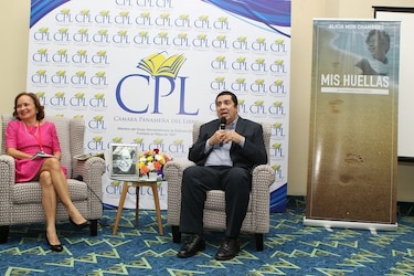 Presentan poemario póstumo de Alicia Mon en la Feria del Libro de Panamá