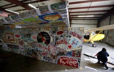 Artista busca récord de avión de papel más grande