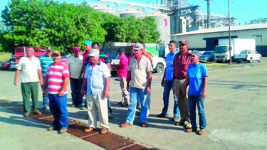 Camioneros exigen espacio en los silos