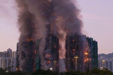 Un enorme incendio en un complejo de rascacielos residenciales en Hong Kong deja al menos 44 muertos y cientos de desaparecidos