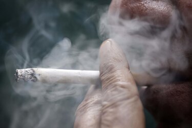 Reino Unido aprueba una ley para prohibir fumar de por vida a los nacidos después del 2008