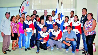 Atletas reciben la bandera nacional