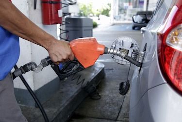 Precio de la gasolina bajará, el del diésel aumentará