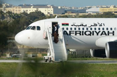 Secuestran avión con 118 pasajeros en Malta; liberan a rehenes pero amenazan con explotar el avión