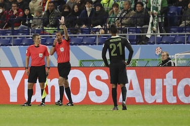 Video: Árbitro pita primer penalti utilizando asistencia de video