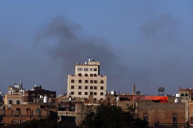 Israel bombardea el principal aeropuerto de Yemen donde se encontraba el director de la OMS