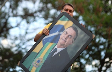 Cómo se compara Flávio Bolsonaro con su padre Jair y cuánto cambia el duelo con Lula por la presidencia de Brasil 4 años después