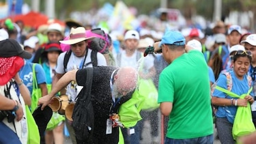 Vecinos se solidarizan con peregrinos que caminan a Metro Park
